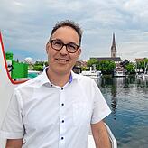 URh-Geschäftsführer Remo Rey bei der Einfahrt in den Radolfzeller Hafen.