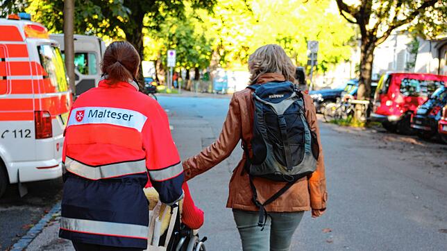 (Symbolbild) Ehrenamtliche, wie die vielen freiwilligen Helferinnen und Helfer der Malteser, leisten jeden Tag einen wichtigen Beitrag ...