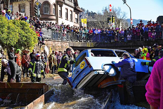 Bild 19: Die besten Bilder der Schramberger Bachnafahrt am Rosenmontag