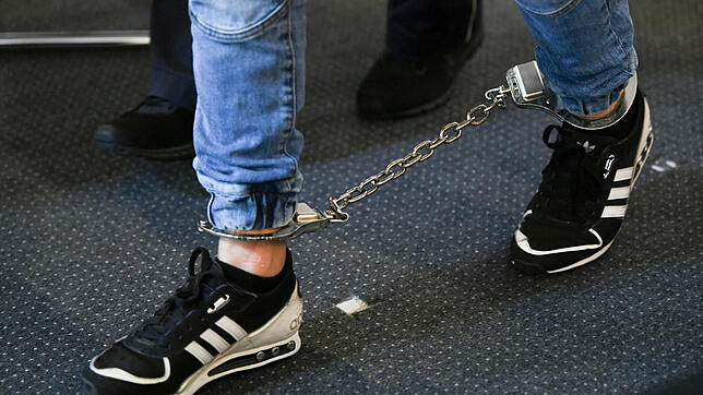 Ein Angeklagter kommt mit Fußfesseln in den Gerichtssaal des Landgerichts.