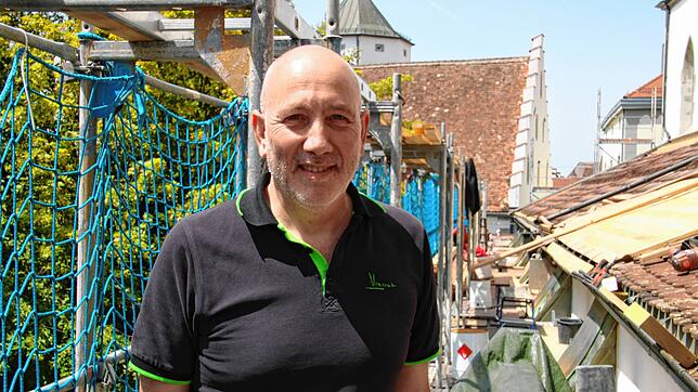 Hat keine Höhenangst auf dem Gerüst des Münsters: Stadtpfarrer Heinz Vogel muss das Hausherrenfest 2021 aus Gründen der Pandemie unter ...
