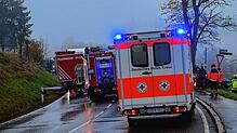 Die Bundesstraße musste während der Unfallrettung komplett gesperrt werden.