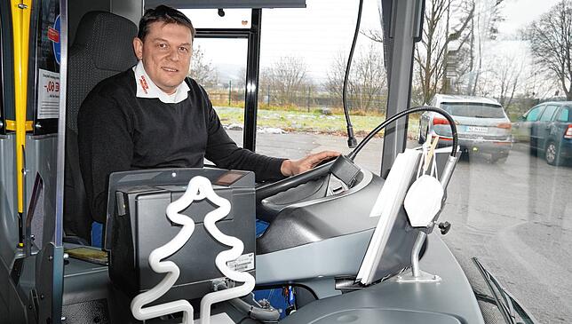 Für ihn gehört die Arbeit an den Feiertagen zum Job: Klaus Maxa fährt gerne Bus.