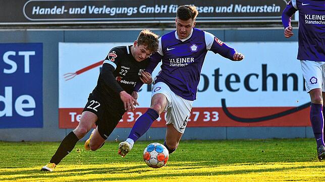 Immer besser in Schwung: Beim Spiel gegen Nöttingen bestätigte Leon Albrecht (links), hier im Zweikampf mit Simon Kranitz, seinen ...