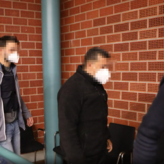Edward N. (Mitte) hatte zuletzt seinen Wohnort in Madrid. Jetzt muss sich der mutmaßliche Drogenhändler vor dem Landgericht Konstanz ...
