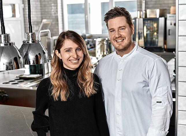 Küchenchef Niclas Nussbaumer und Servicechefin Lea Rupp von der Mühle Schluchsee.