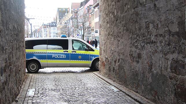 Verstärkte Sicheheitsvorkehrungen am Kinderumzug: Ein Polizeiwagen blockiert die Durchfahrt am Oberen Tor.