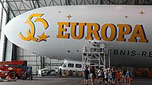 Ganz schön groß, so ein Zeppelin: Rund 20 Kinder nehmen an der Führung durch den Hangar teil.