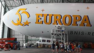 Ganz schön groß, so ein Zeppelin: Rund 20 Kinder nehmen an der Führung durch den Hangar teil.