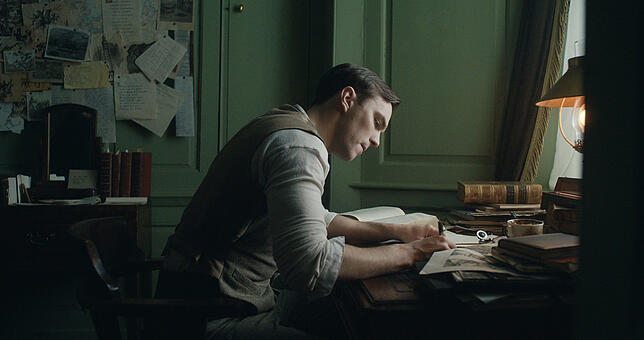 Im Biopic &bdquo;Tolkien&ldquo; spielt Nicholas Hoult den Schriftsteller J.R.R. Tolkien.