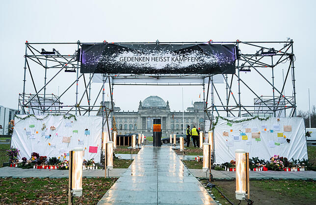 Die Säule vor dem Berliner Reichstag: An der jüngsten Aktion des Zentrums für Politische Schönheit scheiden sich die Geister.
