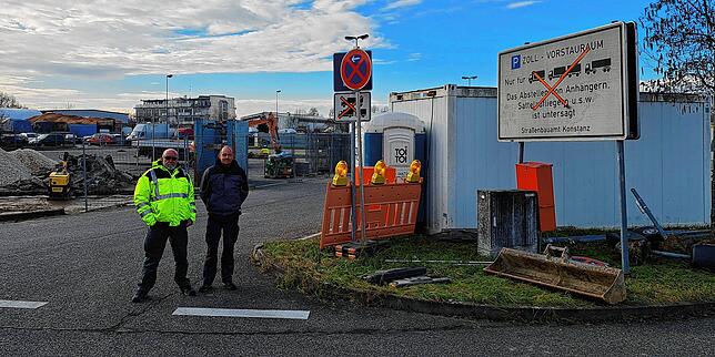 Rene Ebert und Wolfgang Rüdiger auf dem Zoll-Vorstauraum im Industriegebiet. Sie fragen sich, warum niemand eine Lösung für die ...