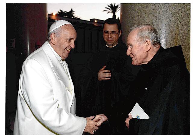 Auf dieses Foto mit Papst Franziskus (links) war Pater Anselm (rechts) stolz und erzählte“der Papst habe ihn besucht“. Es ...
