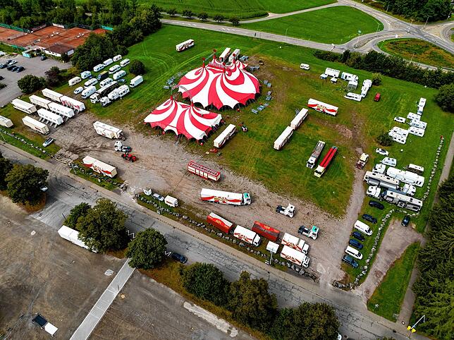 Von oben sieht die Zirkusstadt beeindruckend aus: Im Friedengrund finden von Mittwoch bis Sonntag zwei Vorstellungen täglich statt.