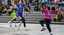 Der TuS Steißlingen (am Ball Niklas Bartels) setzte sich zuhause gegen die SG Kenzingen/Herbolzheim durch und trifft nun im Spitzenspiel ...