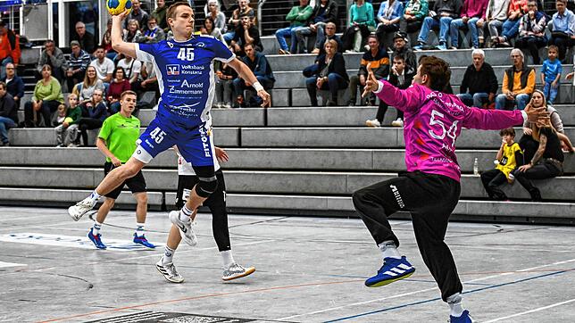 Der TuS Steißlingen (am Ball Niklas Bartels) setzte sich zuhause gegen die SG Kenzingen/Herbolzheim durch und trifft nun im Spitzenspiel ...