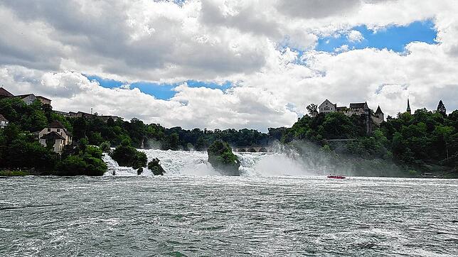Der Rheinfall ist nur eine kurze Fahrt von Blumberg über die Schweizer Grenze entfernt.