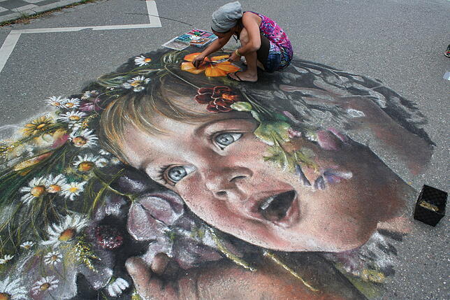 Ein Kindergesicht verziert mit Wildblumen: Genni Gavio aus Florenz. Bild: Petra Stratmann