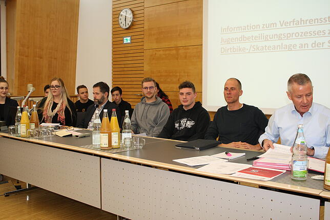 Am Salemer Ratstisch (von links): Ena, Mersida Merdovic, Torsten Schillinger, Daniel, Lukas, Gregor Podlesny und Manfred Härle. Im ...