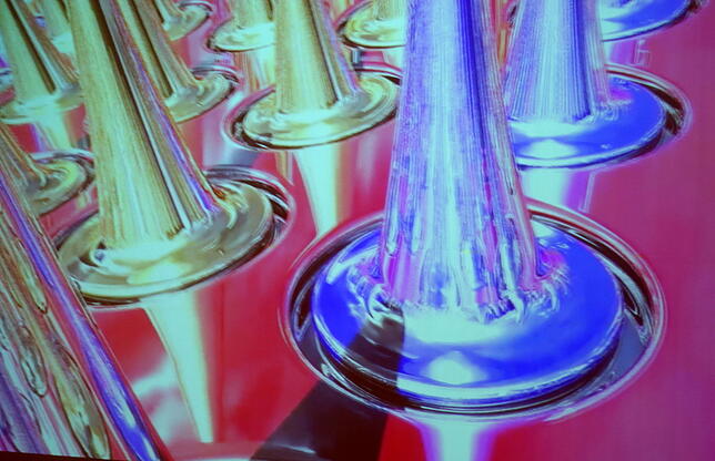 Der Künstler als Animator: In Tobias Eders Film „Reflektion“ spiegelt sich alles gegenseitig, und aus Hütchen werden ...