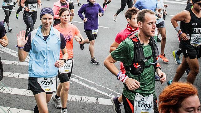 Bettina Steidle (links vorne, winkend im blauen T-Shirt) gewann über ZF einen Startplatz für den Berlin Marathon im September 2019. ...