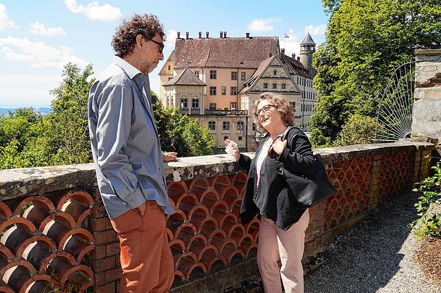 Mit Schwiegersohn Reinhard überlegt die Seniorin, ob das Heiligenberger Schloss noch bewohnt ist.