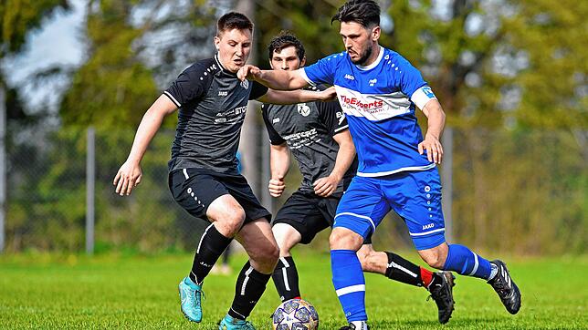 Im Mittelfeld treffen Gabriel Kaddik von der SG Mönchweiler/Peterzell und Marco Lenti (blaues Trikot) vom FV/DJK St. Georgen ...