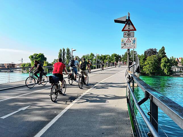 Mit dem Fahrrad kommt man in der Konstanz gut von A nach B. Das klappt vor allem deswegen, weil es Fahrradstraßen und eine Fahrradbrücke ...
