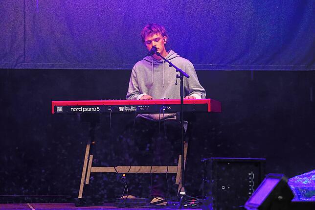 Bild 21: Regenfeste Wincent-Weiss-Fans in Salem