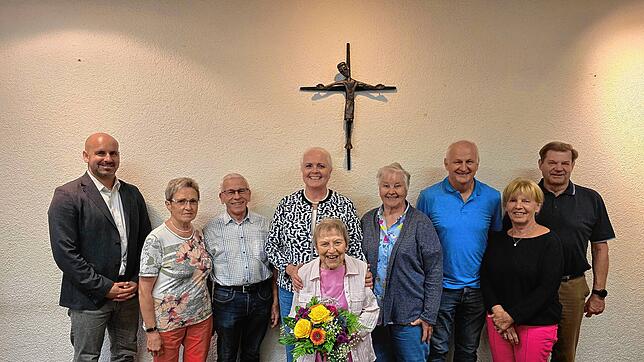 Der neu gewählte Vorstand (von links): Mario Ketterer, Gertrud und Lothar Dilger, Barbara Weis, Helga Schartel, Walter Straub, Karin ...