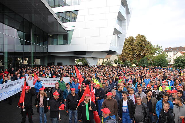 Nichts ging mehr vor dem ZF-Forum, als sich 5000 ZF-Mitarbeiter dort am Mittwoch versammelten.