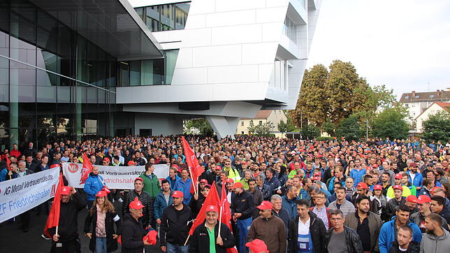 Nichts ging mehr vor dem ZF-Forum, als sich 5000 ZF-Mitarbeiter dort am Mittwoch versammelten.