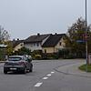 Immer wenn die Tempoanzeigetafel zwischen Kindergarten und Bushaltestelle in der Nenzinger Straße in Orsingen (rechts) hängt, erscheint ...