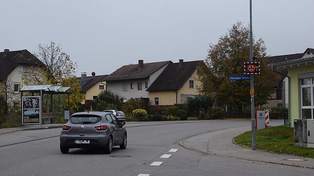 Immer wenn die Tempoanzeigetafel zwischen Kindergarten und Bushaltestelle in der Nenzinger Straße in Orsingen (rechts) hängt, erscheint ...