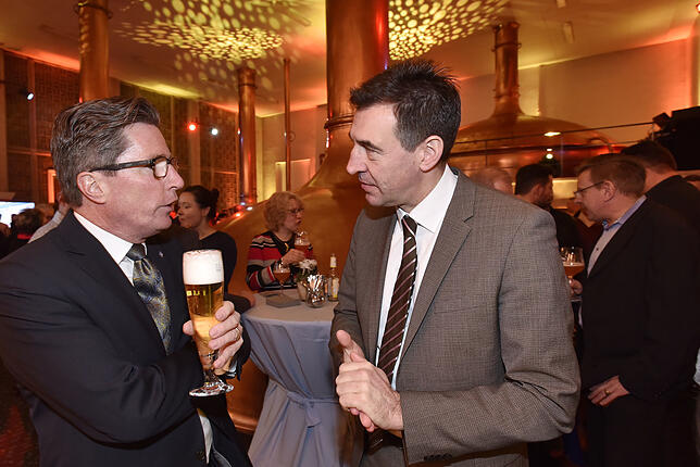 Volksbank-Chef Martin Böhm (links) und Rathauschef Erik Pauly tauschen sich aus.