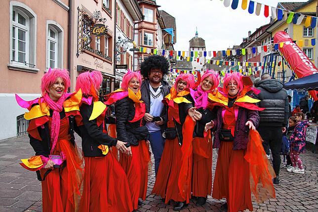 Hahn im Korb: Die Landfrauen Kadelburg nahmen SÜDKURIER-Redaktionsleiter Markus Baier in ihre goldene Mitte und sangen ihm ein Ständchen.