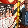 Christian Thiel, Pressesprecher der Stadt VS, neben einem der Plakate, die im Rathaus klar darauf hinweisen: Wer sich daneben benimmt, ...