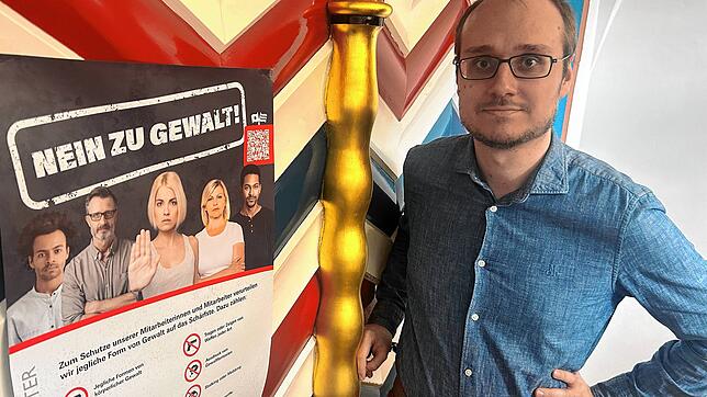 Christian Thiel, Pressesprecher der Stadt VS, neben einem der Plakate, die im Rathaus klar darauf hinweisen: Wer sich daneben benimmt, ...