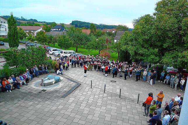 Zahlreiche Bürger hatten sich am Sonntagabend vor dem Rathaus in Wittenhofen eingefunden, die drei Musikvereine der Gemeinde und eine ...