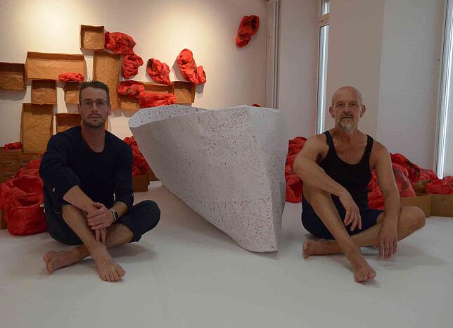 Till Daus (links) und To Helbig stellen in der Markdorfer Stadtgalerie aus.