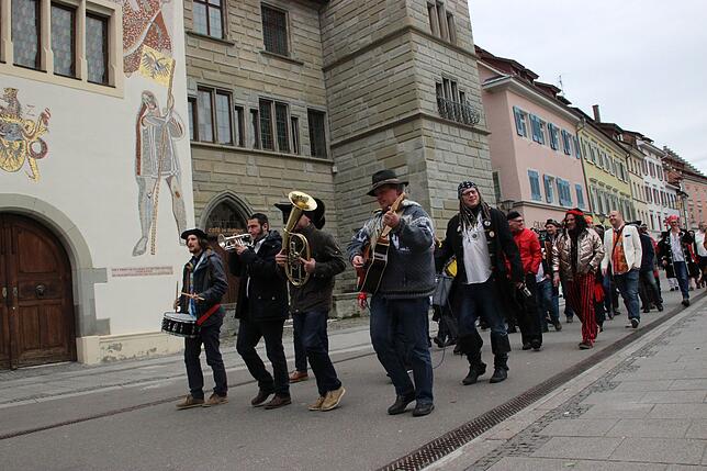 Besucher und Büttenredner ziehen musizierend und schunkelnd durch die Stadt.