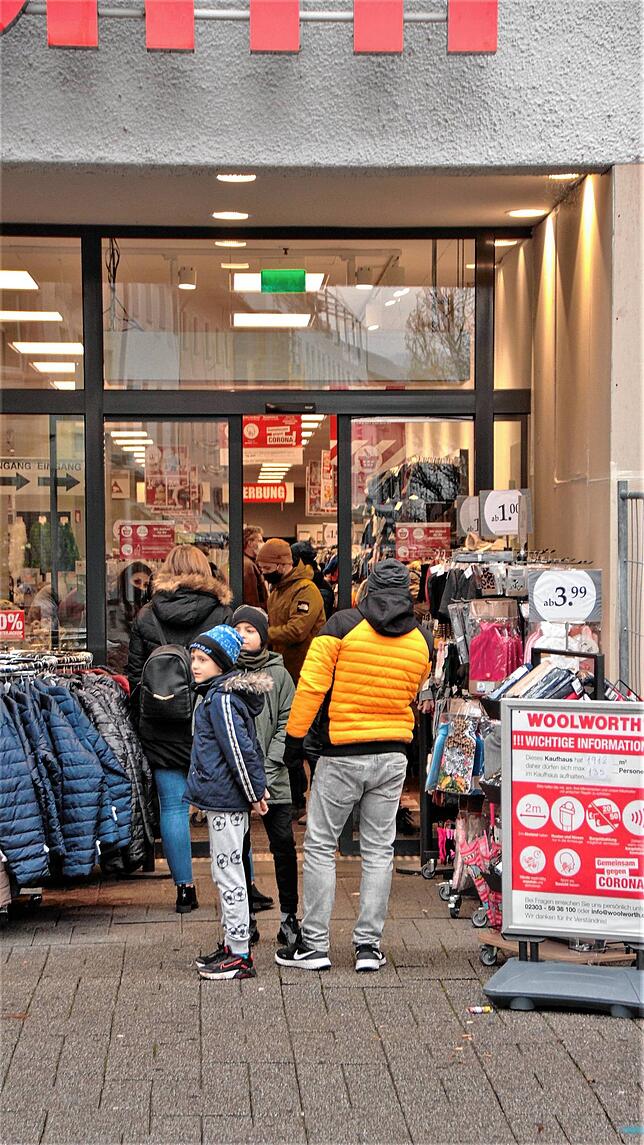 Bei Woolworth hielten sich nicht alle Kunden an die Personenbegrenzung im Geschäft, so dass zeitweise Mitarbeiter den Zugang regelten.