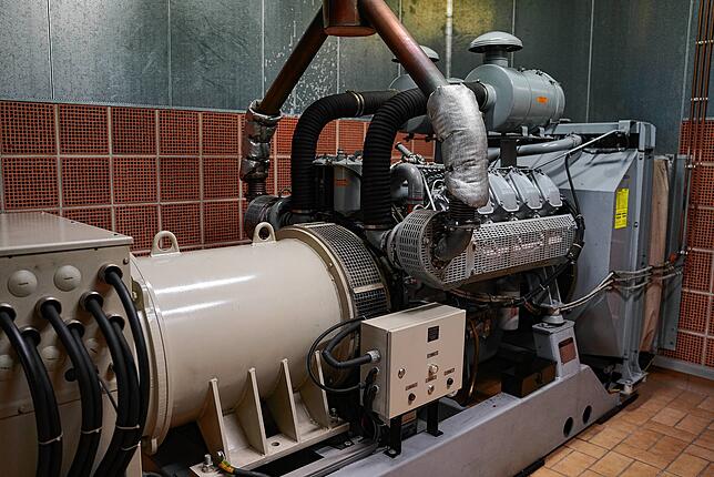 Viel Energie bedeutet, dass viel Strom fließt. Sollte dieser ausfallen, springt das Notstromaggregat automatisch an. Mit acht Zylindern, ...