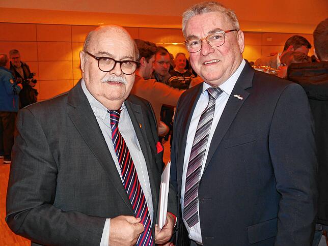 Da war das Ergebnis schon offiziell: Ralf Baumert (rechts) bleibt Bürgermeister von Rielasingen-Worblingen. Im Bild mit Rudi Caserotto, ...