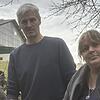 Gaby und Bernhard Korsch haben sich entschieden, mit dem Tierschutzverein die vielen Katzen auf und rings um den Hof einzufangen, ...