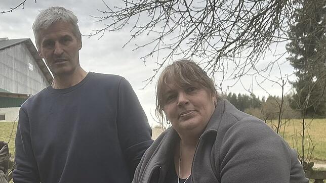 Gaby und Bernhard Korsch haben sich entschieden, mit dem Tierschutzverein die vielen Katzen auf und rings um den Hof einzufangen, ...