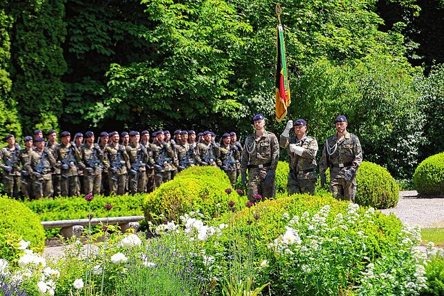 Bild 3: Soldaten aus dem Kosovo zurück in Donaueschingen: Die besten Bilder des feierlichen Appells vor dem Schloss