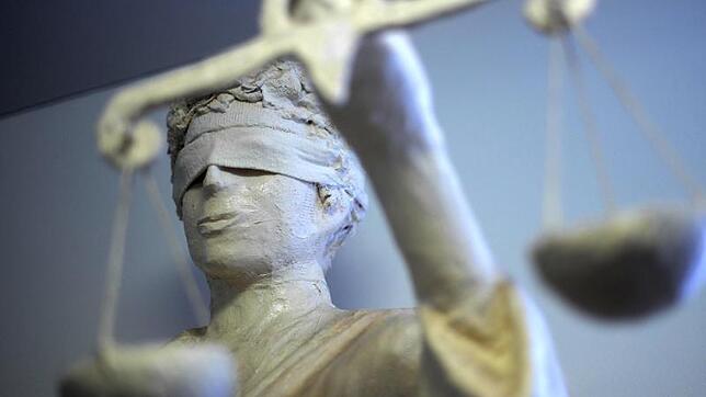 Die Statue Justizia.