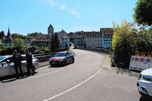16. Mai: Stichprobenartig kontrollierte der Zoll am Übergang Kaiserstuhl, ob ein triftiger Grund für die Einreise vorliegt.