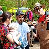 Selbstversorger Florian Rigotti war am Sonntag oft umringt von Familien, wie hier mit Diwas Bhattarai, Ivonne Rebert und Linus (von ...